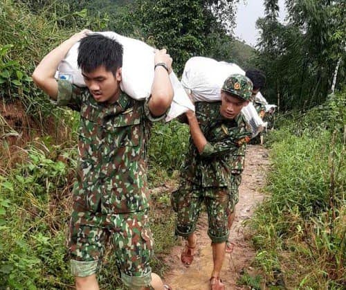   Mỗi bao hàng như vậy có đủ các nhu yếu phẩm cần thiết để phục vụ cho người dân  