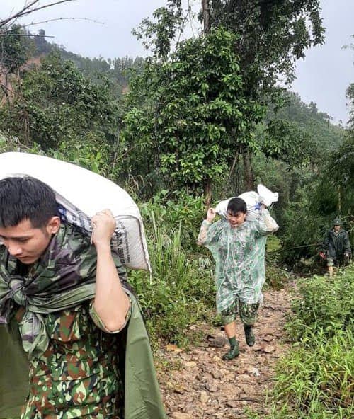   Không chỉ vượt qua những quãng đường đất đỏ sình lầy mà các chiến sĩ còn phải leo đồi, vượt dốc  