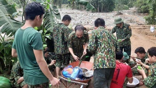 Xúc động hình ảnh các chiến sĩ đội mưa, băng rừng cõng lương thực tiếp tế cho người dân 4