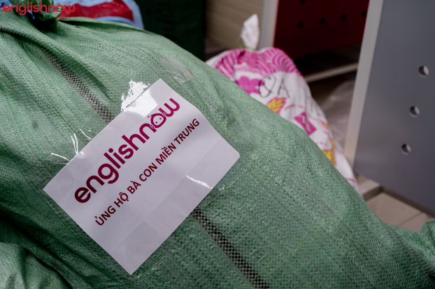 Englishnow ủng hộ gần 10.000 sách vở, đồ dùng học tập và quần áo cho đồng bào miền Trung 2