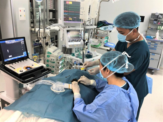   Vinmec là bệnh viện đầu tiên trên thế giới áp dụng và nghiên cứu về hiệu quả của kỹ thuật gây tê mặt phẳng cơ dựng sống kiểm soát các cơn đau do mổ tim  