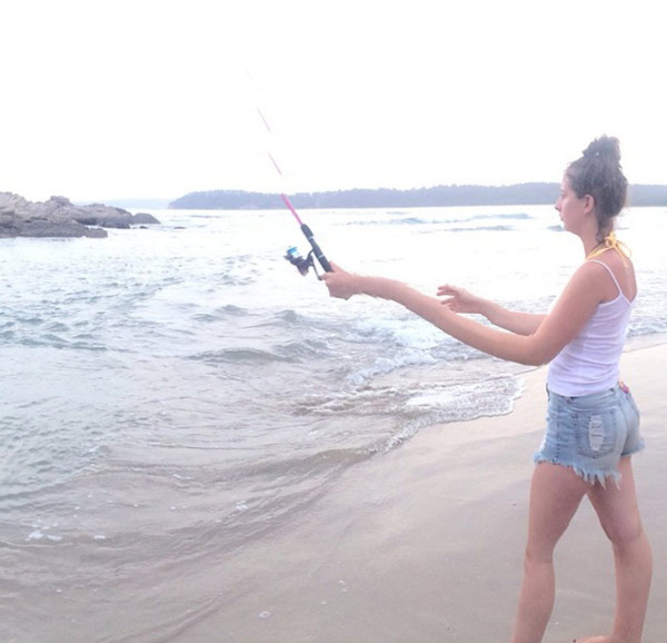   Cô gái ấy thực sự đang câu cá đó, chỉ là chế độ chụp khiến chiếc cần câu biến dạng mà thôi  