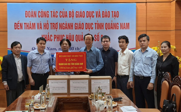   Thứ trưởng Bộ GD&ĐT tặng quà cho ngành Giáo dục tỉnh Quảng Nam.  