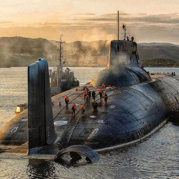   Chỉ là chiếc tàu ngầm thôi mà và nếu bạn chưa biết thì chiếc tàu ngầm lớn nhất thế giới hiện nay dài tới 175m cơ.  