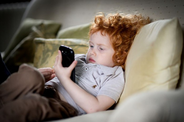 6 tác hại khôn lường khi cha mẹ thường xuyên cho con dùng điện thoại thông minh 1
