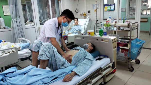   Bệnh nhân uống thuốc nam chữa đái tháo đường bị ngộ độc được nhân viên y tế chăm sóc  