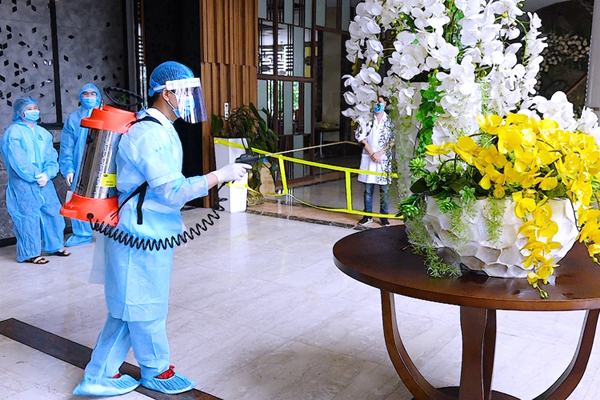   Cơ quan chức năng tới khử khuẩn, khoanh vùng khách sạn Mường Thanh tại Hoàn Kiếm.  