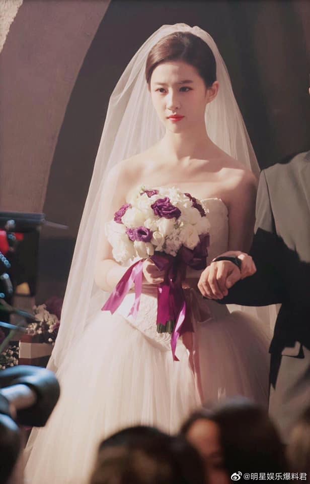 Địch Lệ Nhiệt Ba, Cúc Tịnh Y và loạt mỹ nhân Cbiz mặc váy cưới, ai mới là cô dâu đẹp nhất? 1