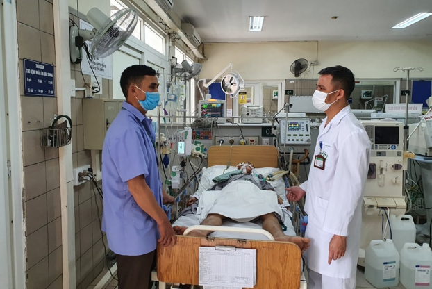   TS.BS Nguyễn Trung Nguyên (bên phải) đang thăm khám cho bệnh nhân ngộ độc cồn công nghiệp methanol  