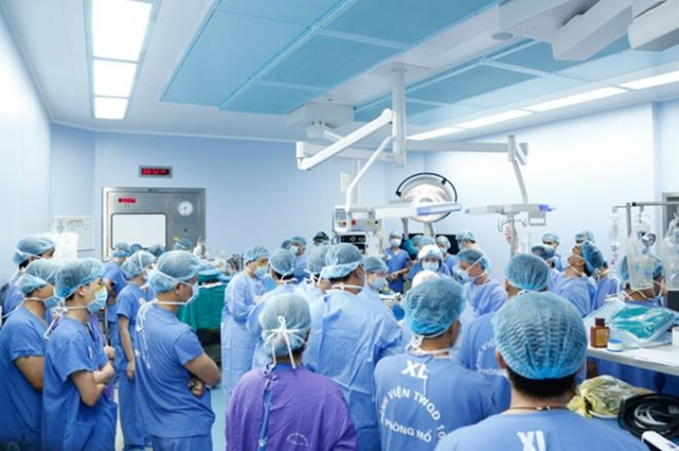   Vệnh viện huy động 150 y bác sĩ cùng 12 bàn mổ liên tục hoạt động để cứu sống các bệnh nhân  