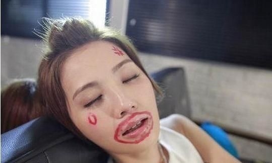 Sao Hoa ngữ bị chụp ảnh khi ngủ gật: Người vẫn đẹp bất chấp, kẻ mất hết hình tượng 30