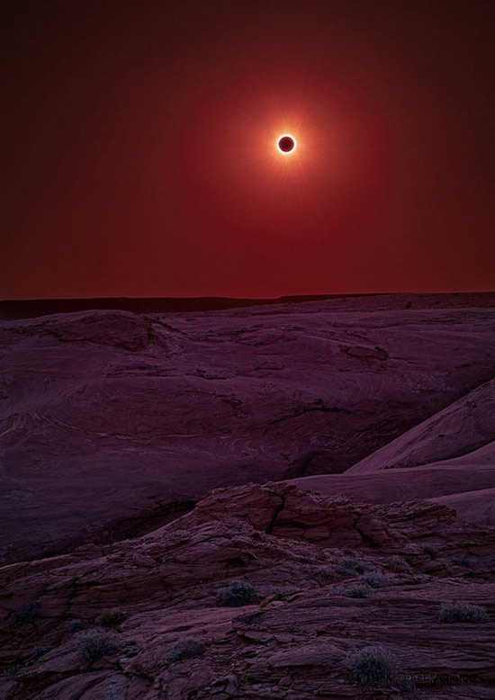   Một bức ảnh hoàn hảo từ khung cảnh đến ánh sáng ghi lại hiện tượng nhật thực xảy ra ở Arizona đẹp đến ma mị.  