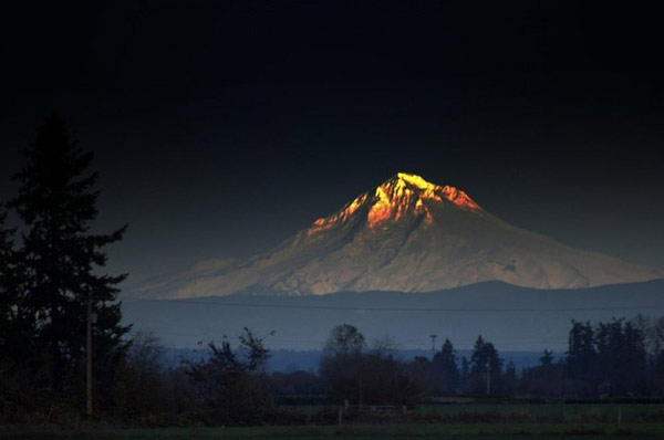   Một ngọn núi lửa đang tỏa sáng  