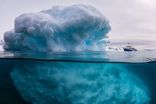   Bức ảnh chụp khi chiếc thuyền đi ngang qua tảng băng này khiến nhiều người hoang mang và cho rằng nó là sản phẩm của Photoshop.  