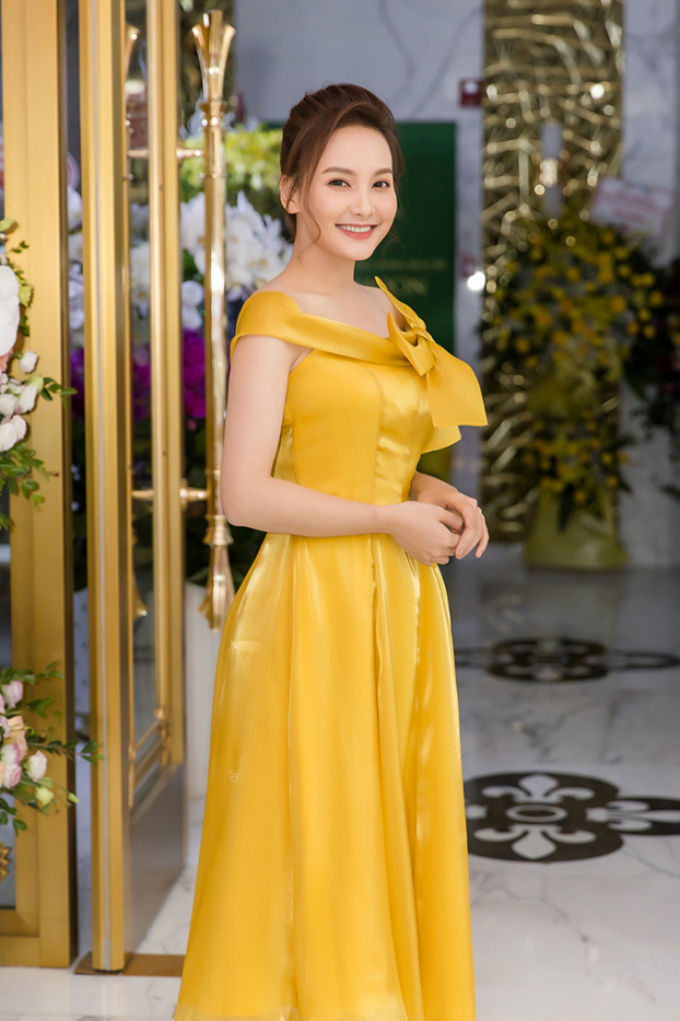 Sao Việt mặc váy vàng chói lọi: Ngọc Trinh quyến rũ nghẹt thở, H'Hen Niê lộ khuyết điểm 5
