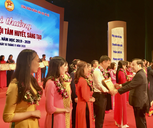   Giám đốc Sở GD&ĐT Chử Xuân Dũng tặng Giấy khen cho 40 nhà giáo tâm huyết, sáng tạo của Thủ đô.  