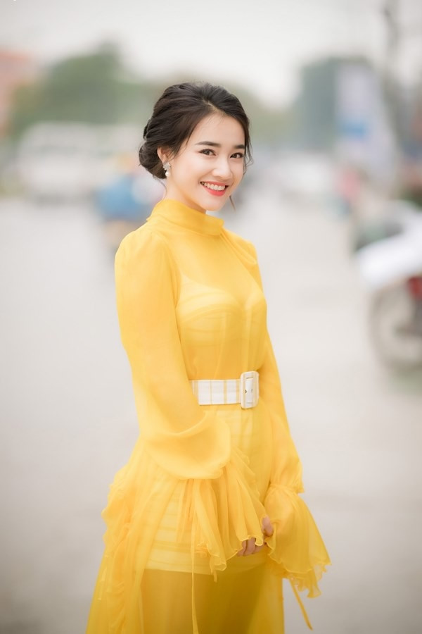Sao Việt mặc váy vàng chói lọi: Ngọc Trinh quyến rũ nghẹt thở, H'Hen Niê lộ khuyết điểm 4