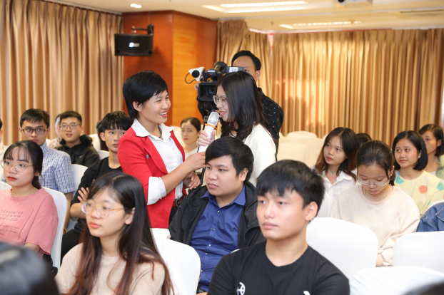   Diễn giả Jen Vuhuong chia sẻ cùng tân sinh viên về thế giới VUCA.  