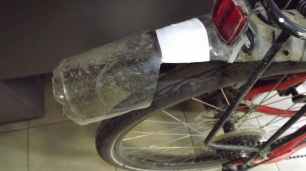   Tấm chắn bùn cho chiếc xe đạp. Nếu bạn đang tìm một cách bảo vệ tốt nhất ngăn bùn bắn lên quần áo thì việc tái sử dụng chai nhựa này là điều tuyệt vời dành cho bạn.  