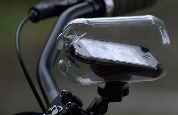   Bảo vệ điện thoại tránh trời mưa khi đi xe đạp  