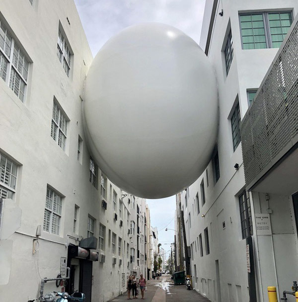   Điểm nối nhau giữa 2 tòa nhà ở thành phố South Beach (bang Miami, Mỹ) được thiết kế trông giống như quả bóng khổng lồ.  