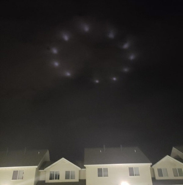   Đĩa bay của người ngoài hành tinh xuất hiện? Thực tế những đốm sáng đó là do những ánh đèn pha trang trí tại một sự kiện chiếu lên bầu trời.  