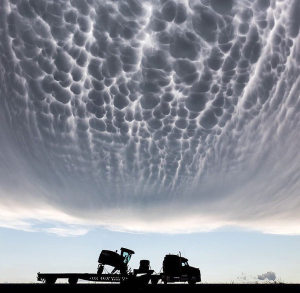   Những đám mây với hình thù kỳ lạ xuất hiện trên bầu trời bang Kansas (Mỹ) khiến nhiều người không khỏi khiếp sợ.  