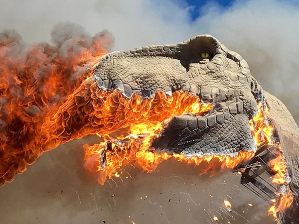   Bức ảnh chụp mô hình của một con khủng long khi bị đốt khiến nhiều người liên tưởng tới quái vật trong phim viễn tưởng.  