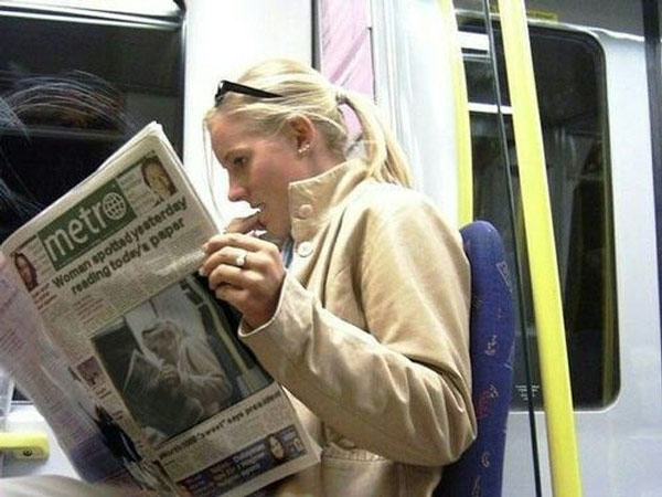   Là vô tình hay “lỗi” mà cô gái lại đang đọc báo với hình ảnh của mình là trang bìa như vậy?  