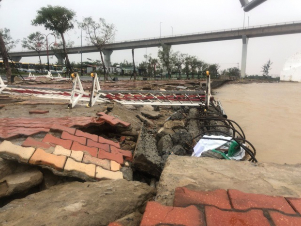   Bờ kè sông Như Nguyệt bị sóng lớn đánh vỡ - ảnh : Dân Trí  