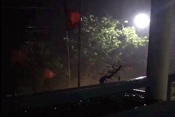   Cơn bão gây mưa lớn, gió giật mạnh tại Huế  