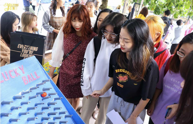   Các Minigame tại photobooth của Melting Sun thu hút đông đảo sinh viên tham gia.  