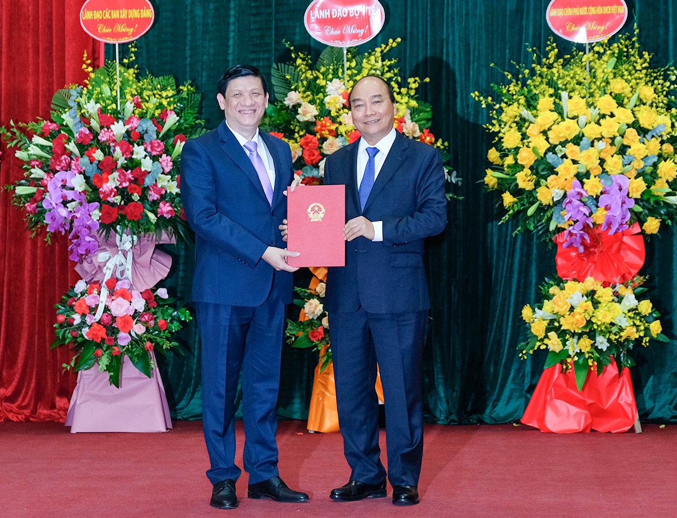   Thủ tướng Nguyễn Xuân Phúc trao quyết định cho tân Bộ trưởng Bộ Y tế Nguyễn Thanh Long.  