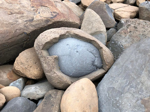   Bên trong hòn đá to lại có thêm một hòn đá nhỏ  