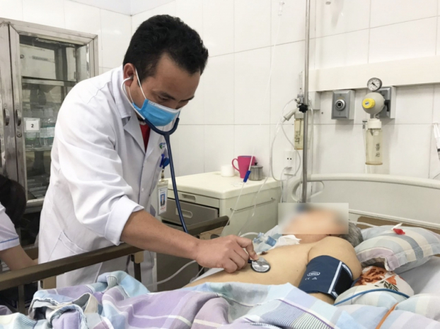  BSCKI Đào Hồng Ngự thăm khám bệnh nhân bị kháng thuốc kháng sinh  