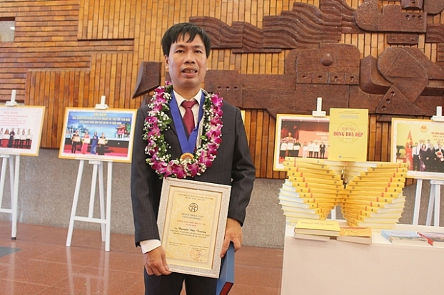   Thầy Trường vinh dự được tặng thưởng danh hiệu 'Công dân Thủ đô ưu tú' 2020.  