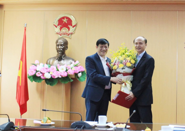   Bộ trưởng Nguyễn Thanh Long trao quyết định thành lập Hội đồng tư vấn, cấp phép trang thiết bị y tế.  