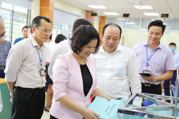   Chủ tịch UBND tỉnh Nguyễn Hương Giang kiểm tra công tác cải cách hành chính tại Trung tâm HCC thị xã Từ Sơn.  