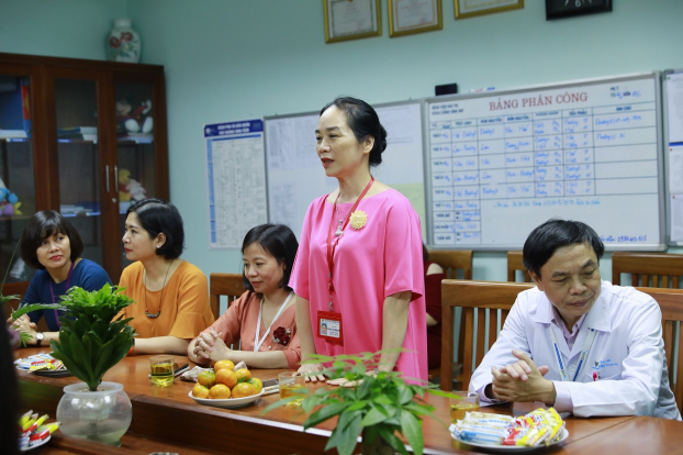   Bà Dương Thị Minh Thu – Trưởng phòng Công tác Xã hội – Bệnh viện Nhi TW phát biểu và gửi lời cám ơn tới ABBANK  