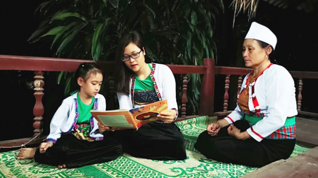   Cô giáo Hà Ánh Phượng (giữa) quyết định từ chối nhiều cơ hội để trở thành giáo viên làng.  