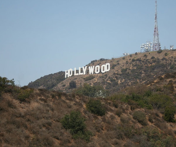   Dòng chữ “Hollywood” ban đầu là “Hollywoodland” một bảng hiệu quảng cáo địa ốc khổng lồ.  