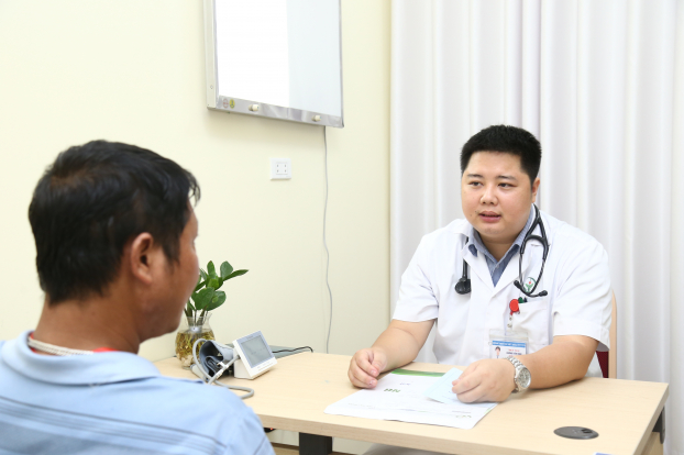   ThS.BS Khổng Tiến Bình, Trưởng khoa Nội – Can thiệp Tim mạch, Hô hấp, Bệnh viện Hữu nghị Việt Đức tư vấn cho bệnh nhân.  