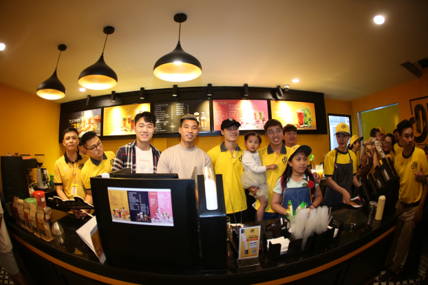   Các cầu thủ bóng đá nổi tiếng đến chúc mừng khai trương quán cà phê Ông Bầu đầu tiên tại Hải Dương  