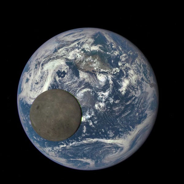   Trong hình là mặt tối của Mặt Trăng - phần mặt không bao giờ quay về phía Trái Đất. Khi quan sát từ Trái Đất, chúng ta thường không thể nhìn thấy mặt này của Mặt Trăng vì sau khi hoàn tất một vòng quay quanh Trái đất nó luôn quay quanh trục chỉ đúng một lần.  