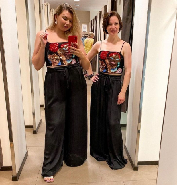 2 cô gái 'mặc chung đồ' chứng minh thời trang không phụ thuộc vào số đo 1