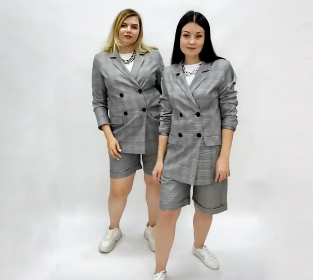 2 cô gái 'mặc chung đồ' chứng minh thời trang không phụ thuộc vào số đo 2