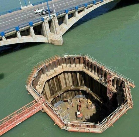   Hóa ra đây là cách người ta thi công một cây cầu trên mặt nước.  