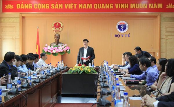   Bộ trưởng Nguyễn Thanh Long chủ trì hội nghị trực tuyến về dịch COVID-19 trong tình hình mới.  