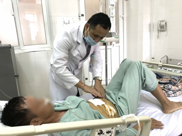   BSCKI Nguyễn Thái Bình, Phó trưởng khoa Ngoại, BV Bãi Cháy thăm khám cho người bệnh sau phẫu thuật tắc ruột non  