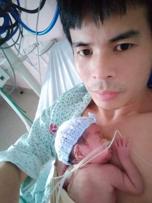   Phương pháp Kangaroo, bé Ốc và bố tại bệnh viện Nhi Trung Ương.  